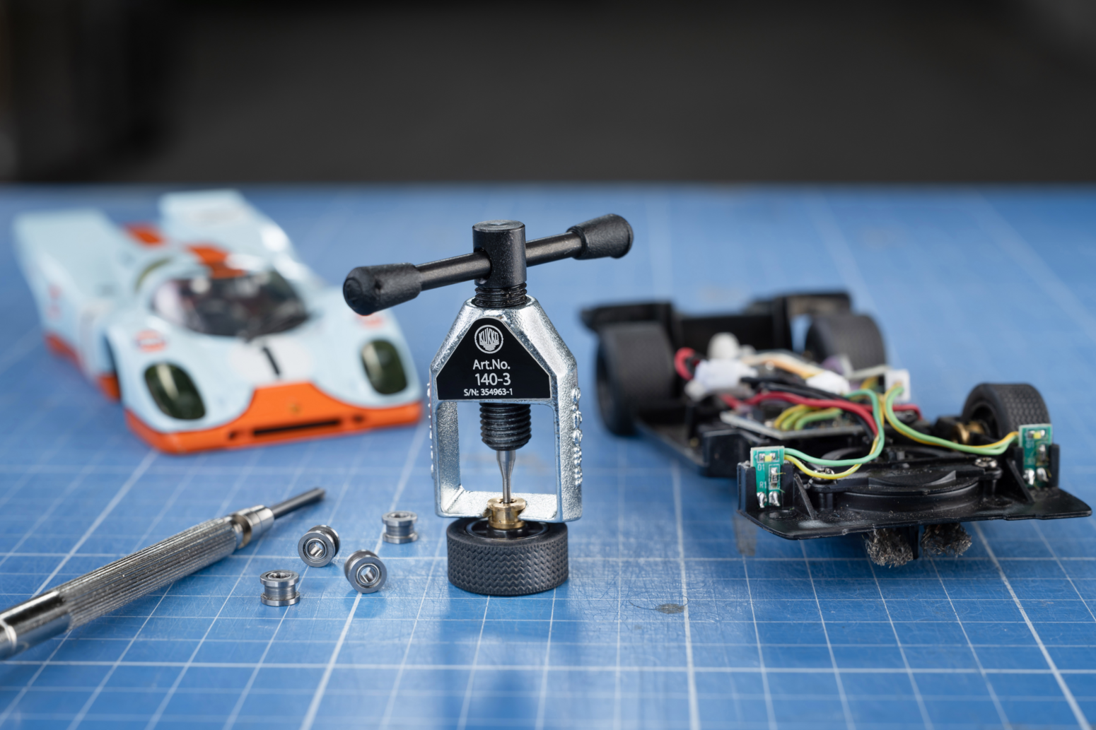 Der Micro-Abzieher 140-S für Kleinteile und Modellbau beim Abziehen einer Felge eines Modellautoreifens