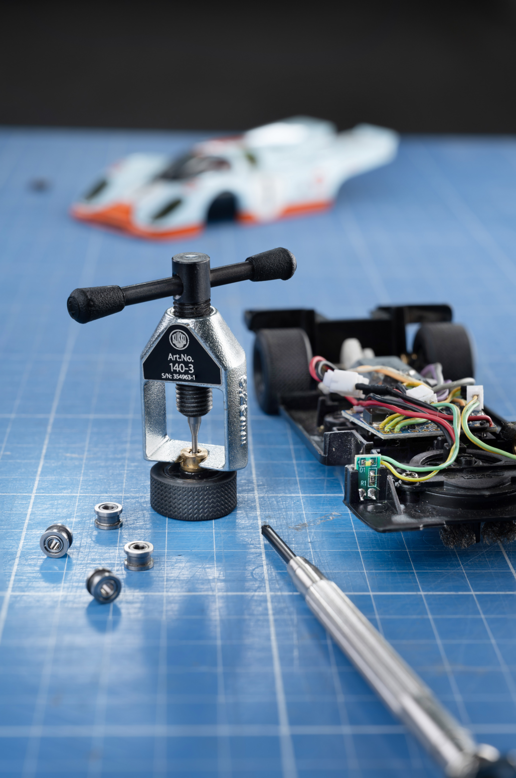 Der Micro-Abzieher 140-S für Kleinteile und Modellbau beim Abziehen einer Felge eines Modellautoreifens