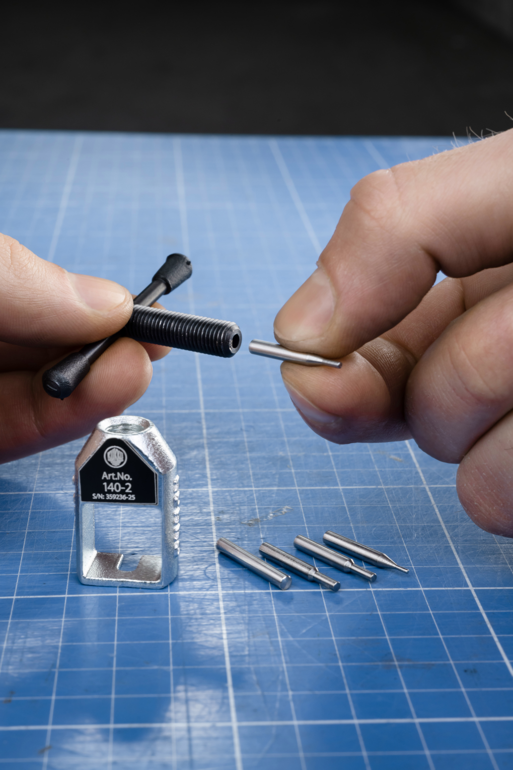Der Micro-Abzieher 140-S für Kleinteile und Modellbau wird auf das Abziehen vorbereitet