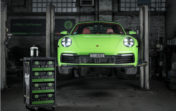 Ein grüner Porsche auf einer Hebebühne